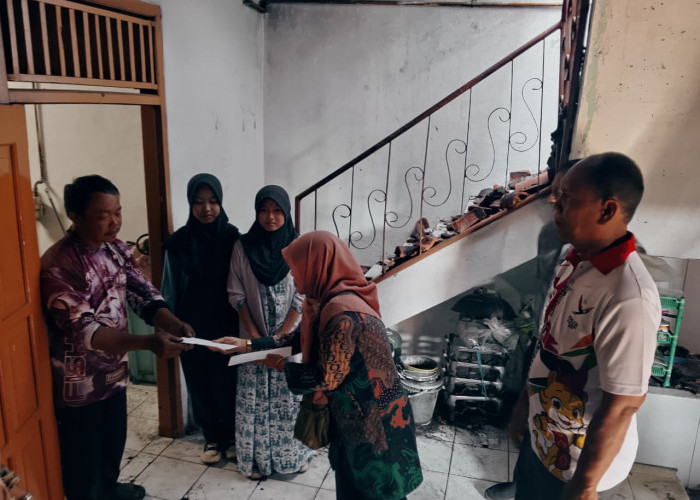 Dua Siswi SMPN 11 Cirebon Jadi Korban Kebakaran, Sekolah Beri Bantuan dan Ganti Buku