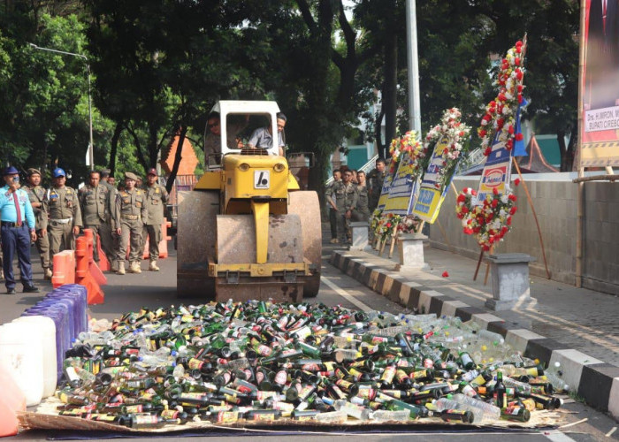 Alat Kontrasepsi dan Ribuan Botol Miras Dimusnahkan, Sat Pol PP Kabupaten Cirebon Berumur 74 Tahun