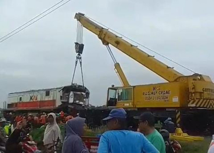 KA Menoreh Tertemper Truk di Cirebon, KAI Daop 3 Sampaikan Permohonan Maaf