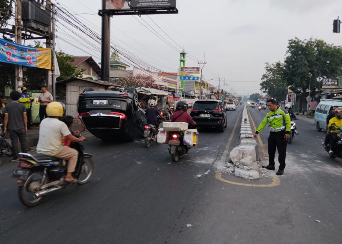 Diduga Sopir Mengantuk, Honda CR-V Hantam Median Jalan di Gunungjati Cirebon