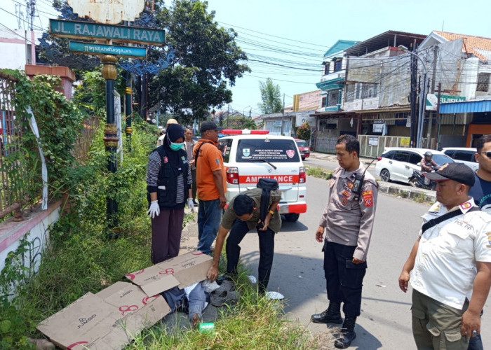 Heboh! Pria Lansia Ditemukan Meninggal di Trotoar Lampu Merah Rajawali Cirebon