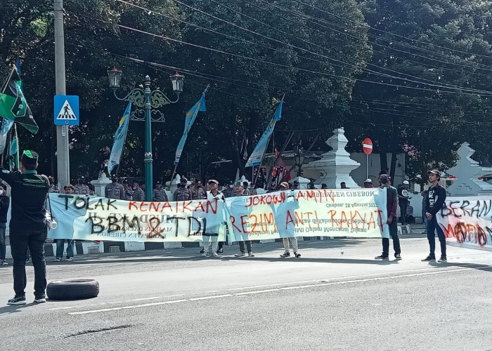 Demo Kenaikan BBM 2022, HMI Cabang Cirebon Orasi di Depan Balaikota