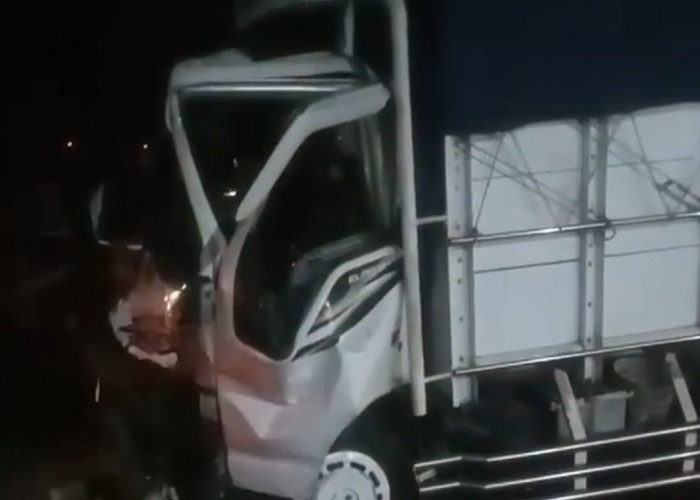 Truk Tronton Disambar Light Truck saat Putar Balik di Jalur Pantura Cirebon