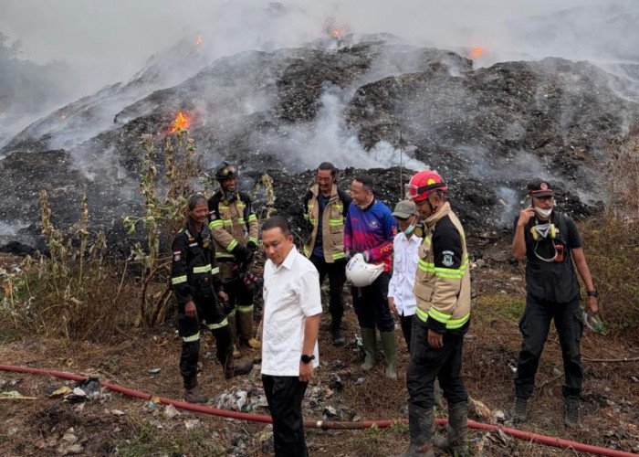 TPSA Ciniru Kuningan Terbakar Hebat, Bupati Turun Langsung dan Siapkan Sekat Bakar