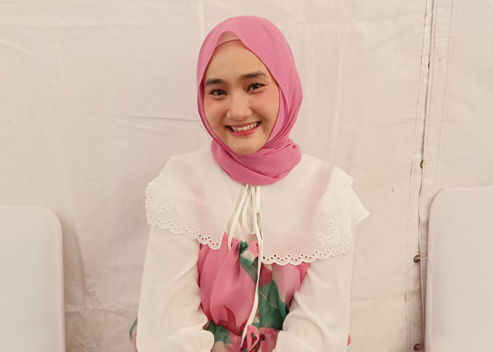 Fatin Shidqia Terkesan dengan Fans di Cirebon, Tulis di Karton: I wear pink today for you
