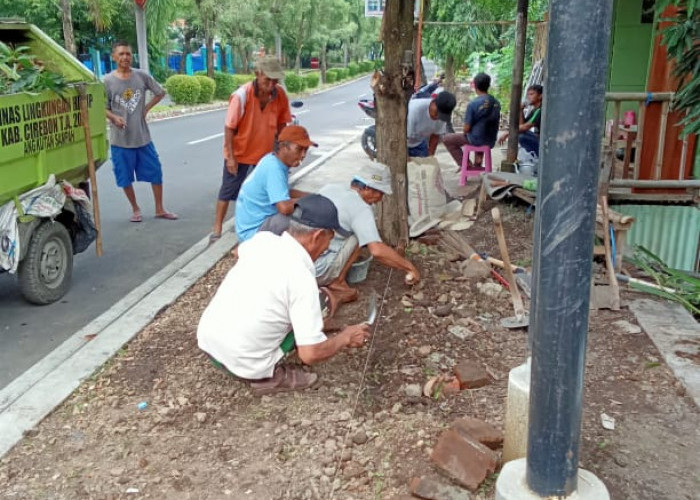 RW 05 Sumber Gotong Royong Jaga Lingkungan