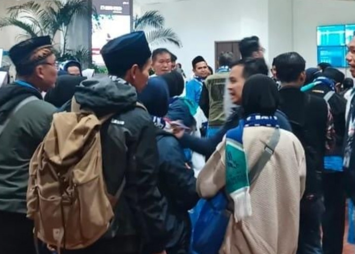 Puluhan Jemaah Umrah Asal Kuningan Terlantar di Bandara Soetta, Visa Baru Terbit Setelah Pesawat Berangkat