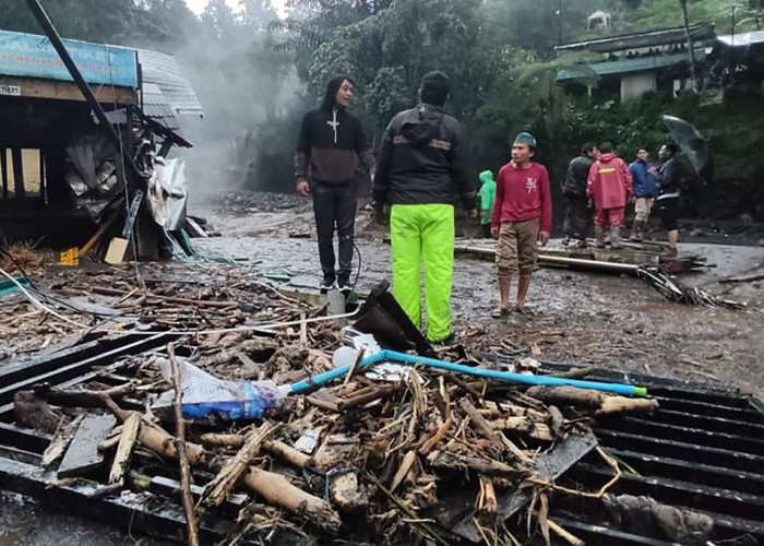 Terjadi Setiap Hari Sabtu, Kawasan Wisata Guci Kembali Diterjang Banjir Bandang