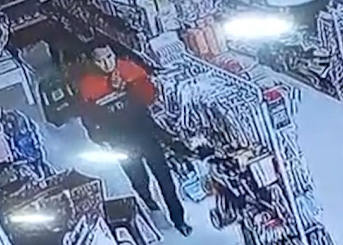 Terekam CCTV, Penampakan Wajah Pencuri HP Milik Karyawan Toko di Kota Cirebon