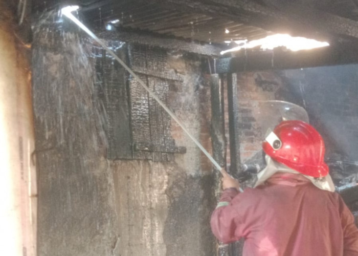 Dapur Rumah di Waled Cirebon Terbakar, Diduga Dipicu Pembakaran Sekam
