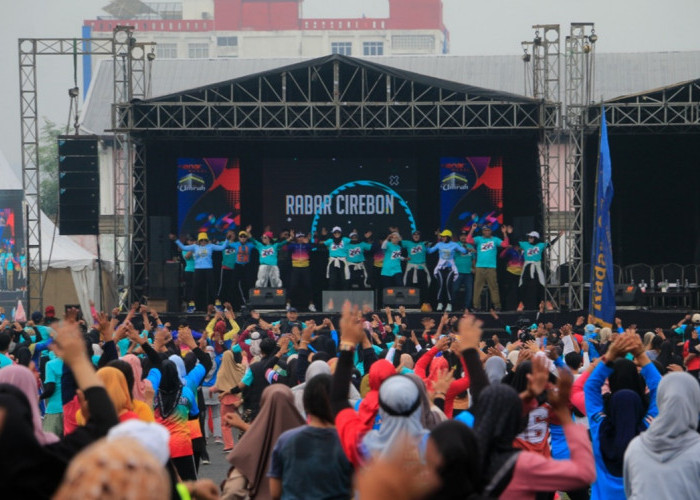 Ribuan Warga Padati Stadion Watubelah, Senam Massal HUT ke-26 Radar Cirebon Penuh Energi