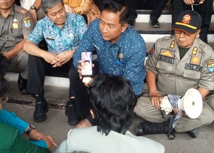 Mahasiswa Demo di  Balaikota, Tuntut Evaluasi 1 Tahun Kepemimpinan Edo-Farida, Walikota Beri Penjelasan Via VC