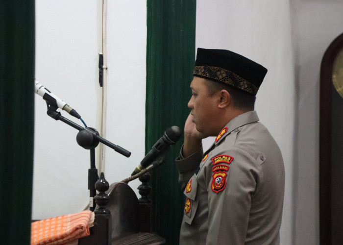 Berkunjung ke Masjid As Syura, Kapolres Cirebon Kumandangkan Adzan