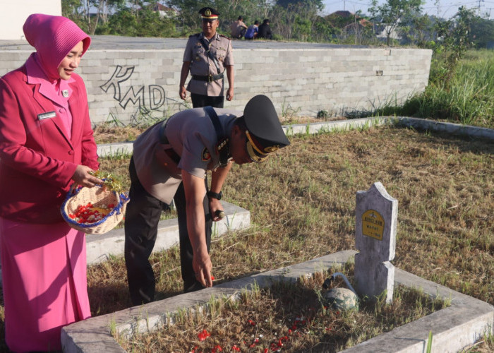 Peringati Hari Bhayangkara ke-77, Kapolresta Cirebon Pimpin Ziarah dan Tabur Bunga di TMP Gegunung