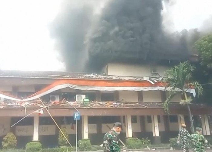Demo di Cirebon Hari Ini, Gedung DPRD Kabupaten Cirebon Dibakar
