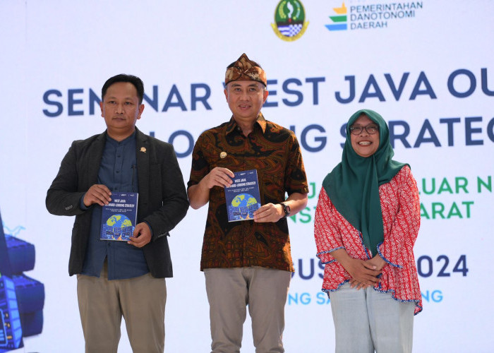 Bey Machmudin Luncurkan Buku West Java Outward Looking Strategy 