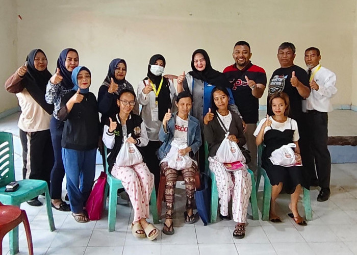 Sisihkan Uang Kenclengan, Pegawai Kecamatan Lemahwungkuk Bantu Ibu Hamil KEK Cegah Stunting