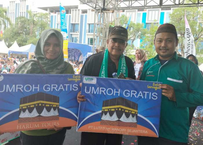 Pemenang Umrah Gratis Jalan Santai Batik Sarungan Radar Cirebon, Guru dari Jatiseeng