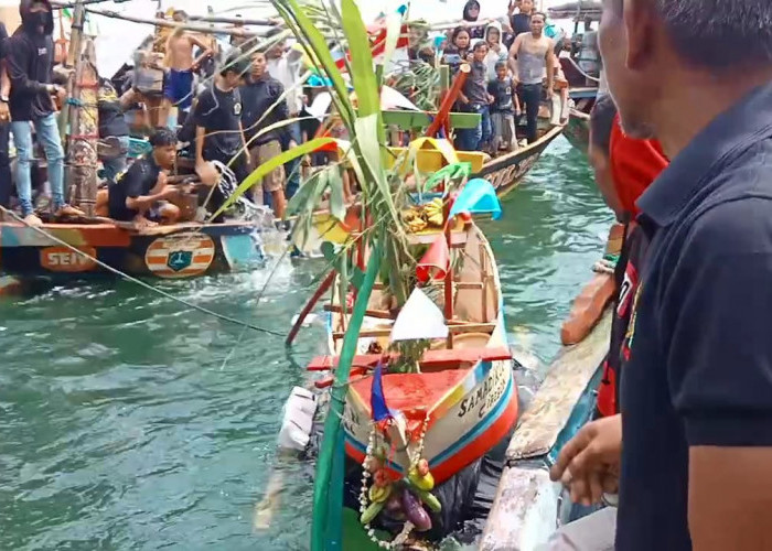 Nadran Cirebon 2022, Nelayan Samadikun Larung Ancak di Tengah Laut