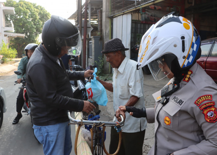 Pastikan Wilayahnya Aman dari Gangguan Kamtibmas, Kapolresta Cirebon Gelar Patroli Sambil Baksos