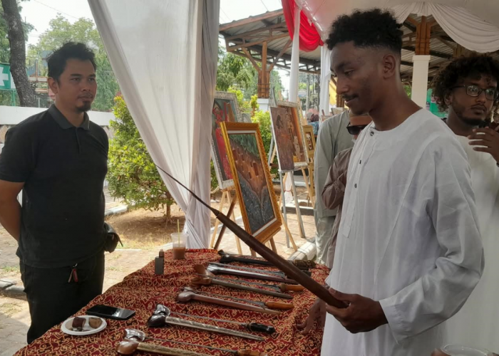 Mahasiswa Internasional Terpikat Lukisan Kaca dan Topeng Cirebon di Museum Cakrabuana