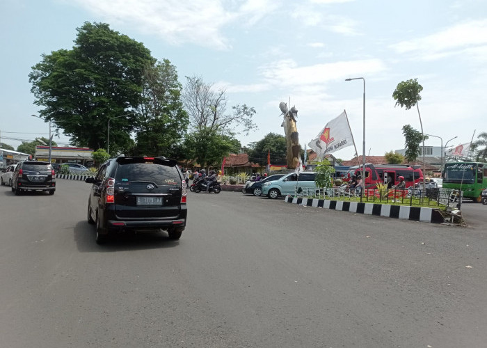 Hari Kedua Lebaran, Kendaraan Pemudik dan Wisatawan Bertemu, Jalan Cirebon-Kuningan Alami Kepadatan