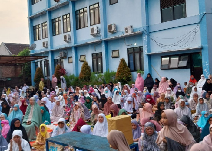Suasana Salat Id di Kota Cirebon Hari Ini, Ruang Kelas STIKes Muhammadiyah Ikut Dipakai