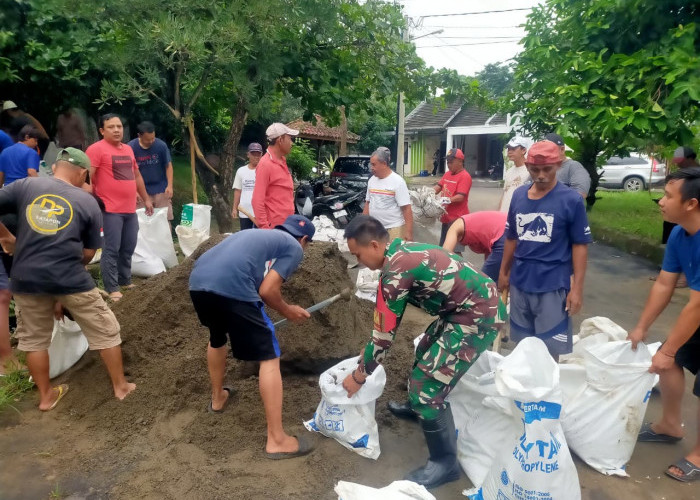 Babinsa Pegambiran Kerja Bakti Pengisian Karung Pasir dan Tanah, Upaya Pencegahan Banjir