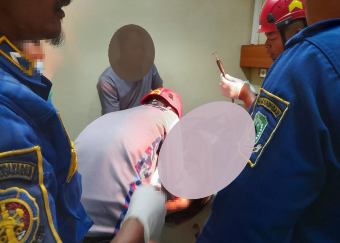 Alat Kelamin Pria di Kuningan Tersangkut di Botol Plastik, Berhasil Dilepas setelah Damkar Turun Tangan