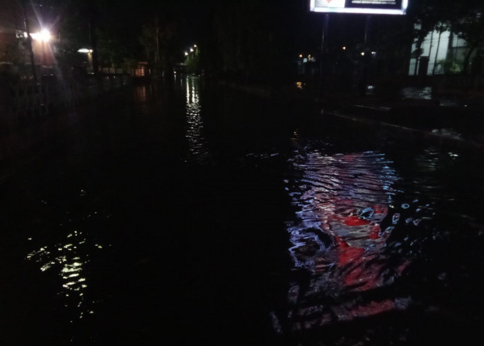 Hujan Deras Guyur Kota Cirebon dan Sekitarnya, Jalan Terusan Pemuda Banjir dan Bima Mati Lampu