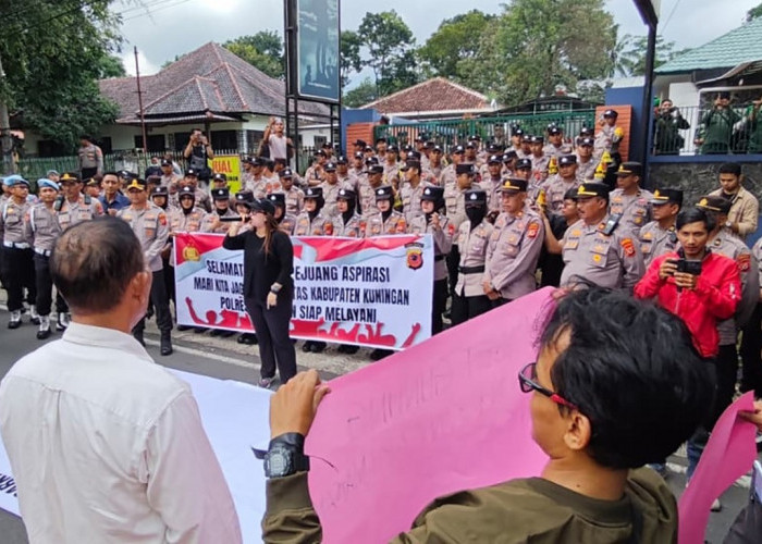 Demo ALAMKU di Depan Balai TNGC, Orator: Mereka Lebih Rela Kita Sengsara!
