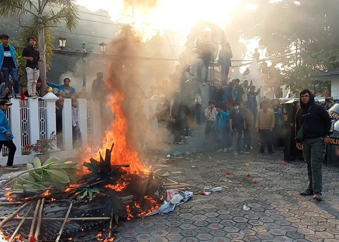 RICUH! Mahasiswa Jebol Pagar Gedung DPRD Kota Cirebon, Bakar Spanduk hingga Rusak Logo