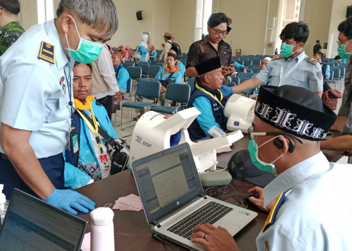 Kloter Pertama 441 Jemaah Haji Indramayu Tiba di Asrama Haji Kertajati, Siap Berangkat Besok