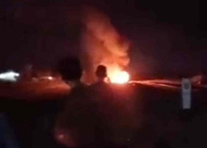 Mobil Tertabrak Kereta Api di Pangenan Cirebon, Terbakar, 4 Orang Tewas