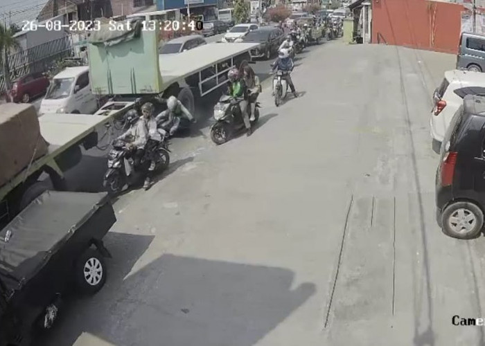 Honda Beat Driver Gojek Ini Nyaris Patah, Dilindas Truk Gandengan di Jalan Raya Kedawung Cirebon