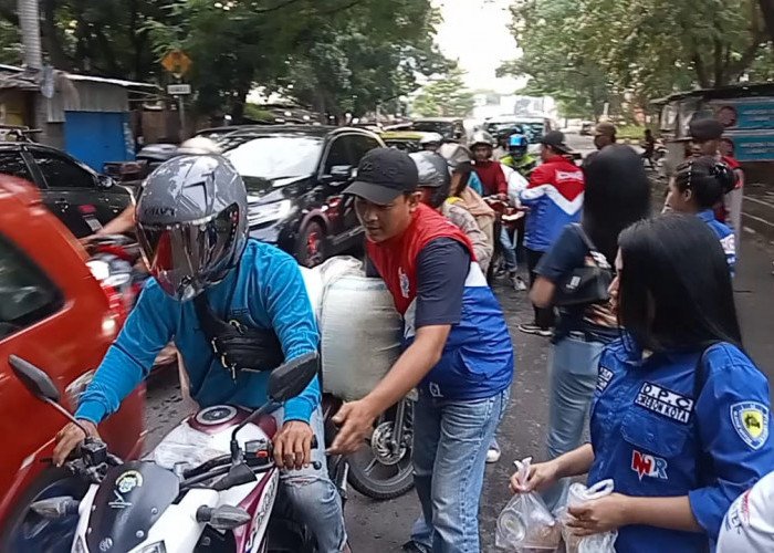Moonraker Cirebon Bersatu Gelar Aksi Sosial Bagi Takjil di Penghujung Bulan Ramadan 