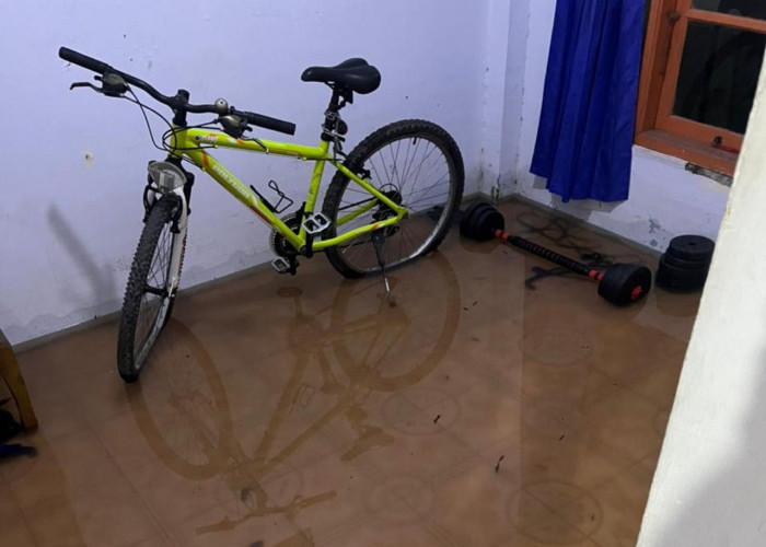 Diguyur Hujan Lebat, Banjir Kembali Rendam Permukiman Warga di Kota Cirebon