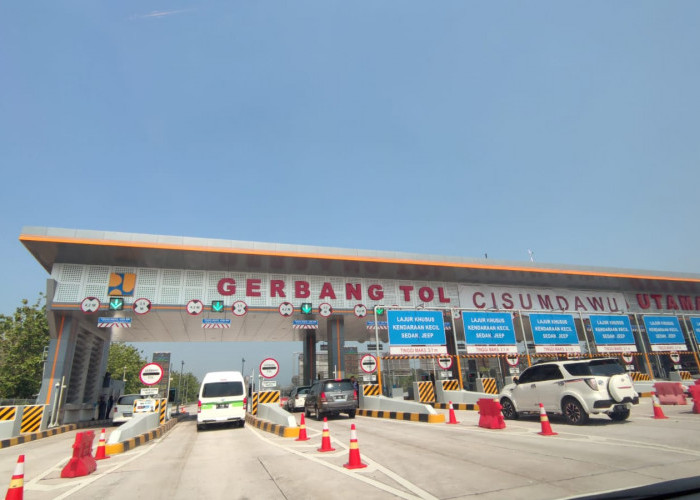 Melihat Gerbang Tol Cisumdawu Utama Eh Ujungjaya yang Berubah Nama, Baru Ditempel Spanduk, Seolah Ditiadakan