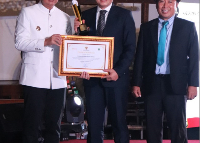 Pj Bupati Cirebon Terima Penghargaan Anugerah KIP 