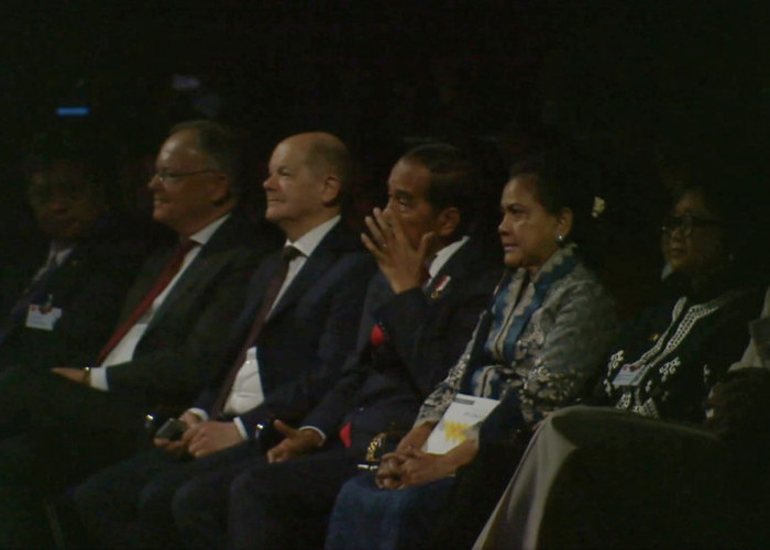 MERINDING!!! Jokowi Sampai Menyeka Air Mata Ketika Claudia Emmanuela Nyanyikan Rayuan Pulau Kelapa