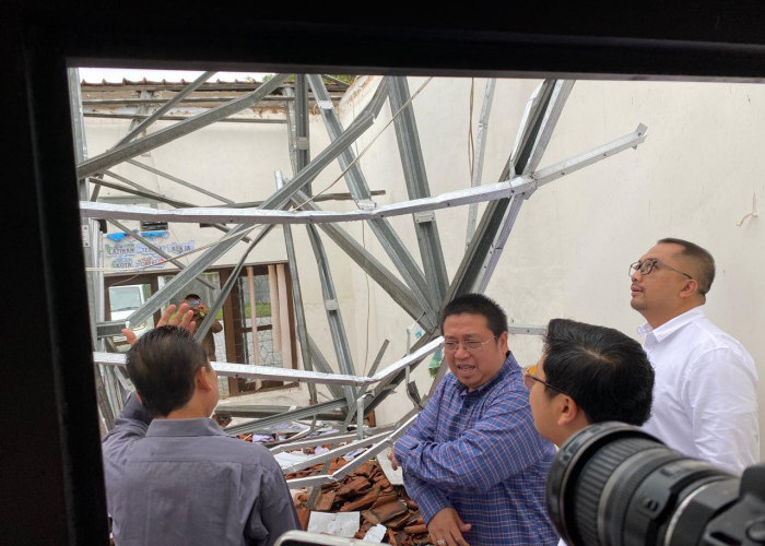 Komisi II Lihat Langsung Gedung Disnaker yang Ambruk 