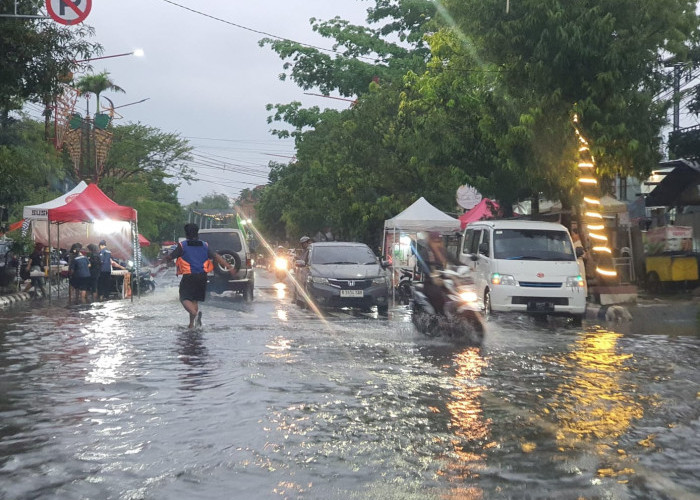 Hujan Sejak Pagi, Sejumlah Ruas Jalan Protokol Indramayu Terendam Banjir