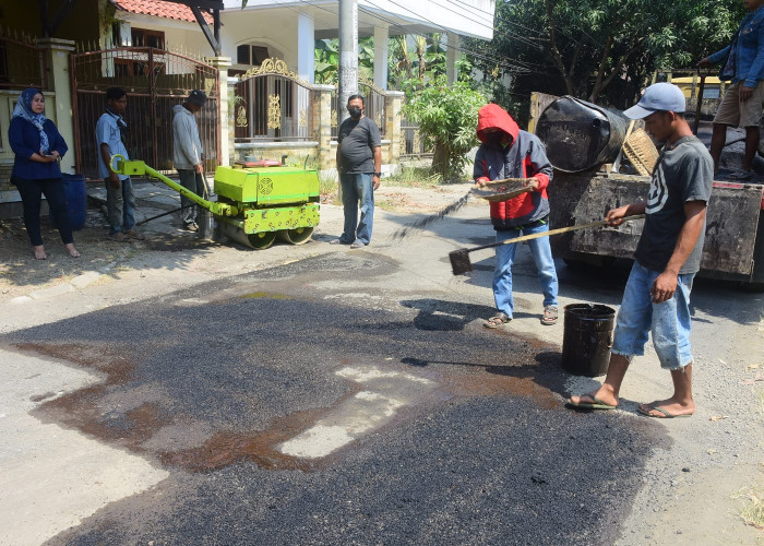 Respon Keluhan Warga, Bacaleg Novi Widiarti Lakukan Pengaspalan Jalan