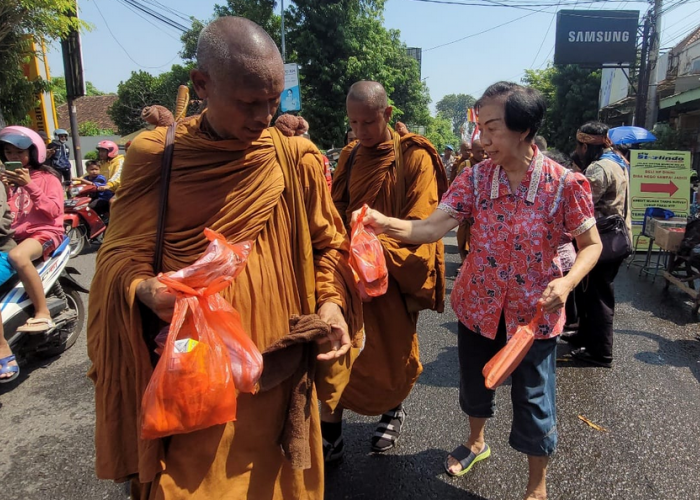 Bhiksu Thudong Menyampaikan Pesan Penting di Kendal, Bhante Wawan: Banyak Informasi yang Salah