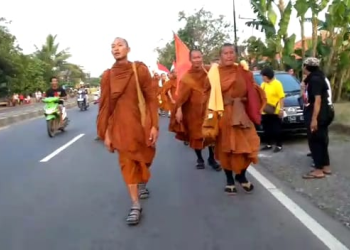 Sebelum ke Cirebon, 32 Bhiksu Jalan Kaki dari Thailand Menginap di Jatibarang Indramayu 