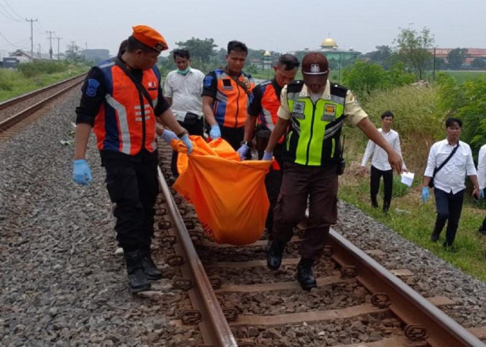 Laki-laki Tanpa Identitas Tewas Tersambar Kereta Api di Cirebon