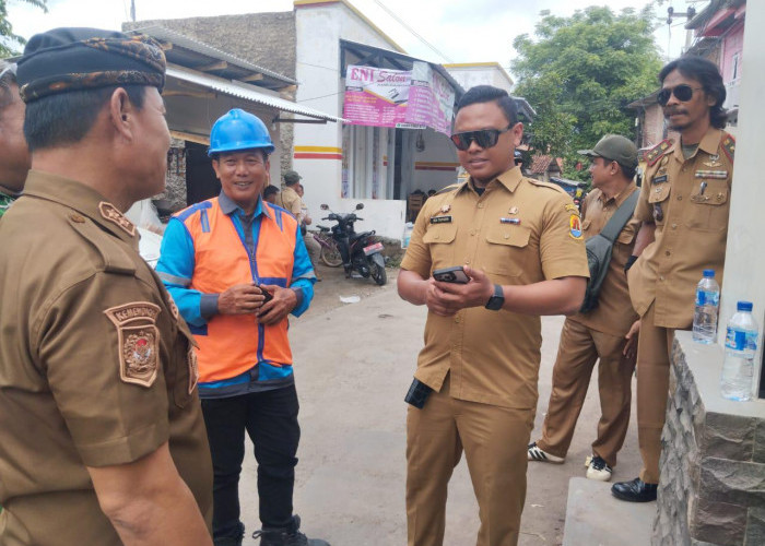 Tanggungjawab Bersama, Plt Camat Astanajapura Ajak Warga Peduli Sungai dan Jalan Bebas Sampah