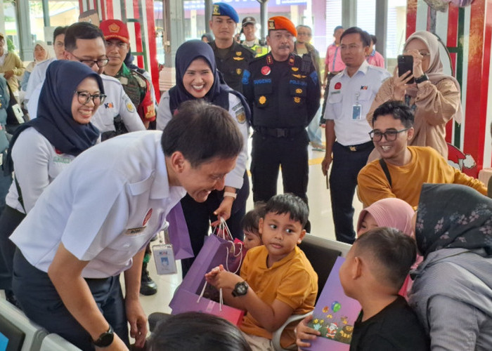 Turun ke Cirebon di Tengah Padatnya Nataru, Begini Pesan Dirut KAI ke Penumpang