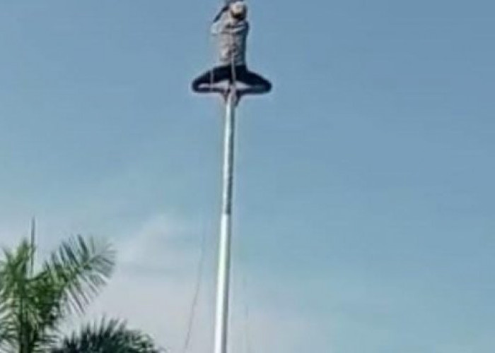 Heroik! Petani di Karawang Viral Setelah Panjat Tiang Gara-gara Tali Bendera Nyangkut