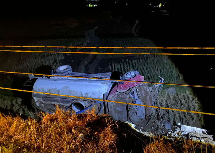 Truk Tangki Terguling Usai Gagal Nanjak di Dukupuntang Cirebon, Dua Orang Dilarikan ke Rumah Sakit